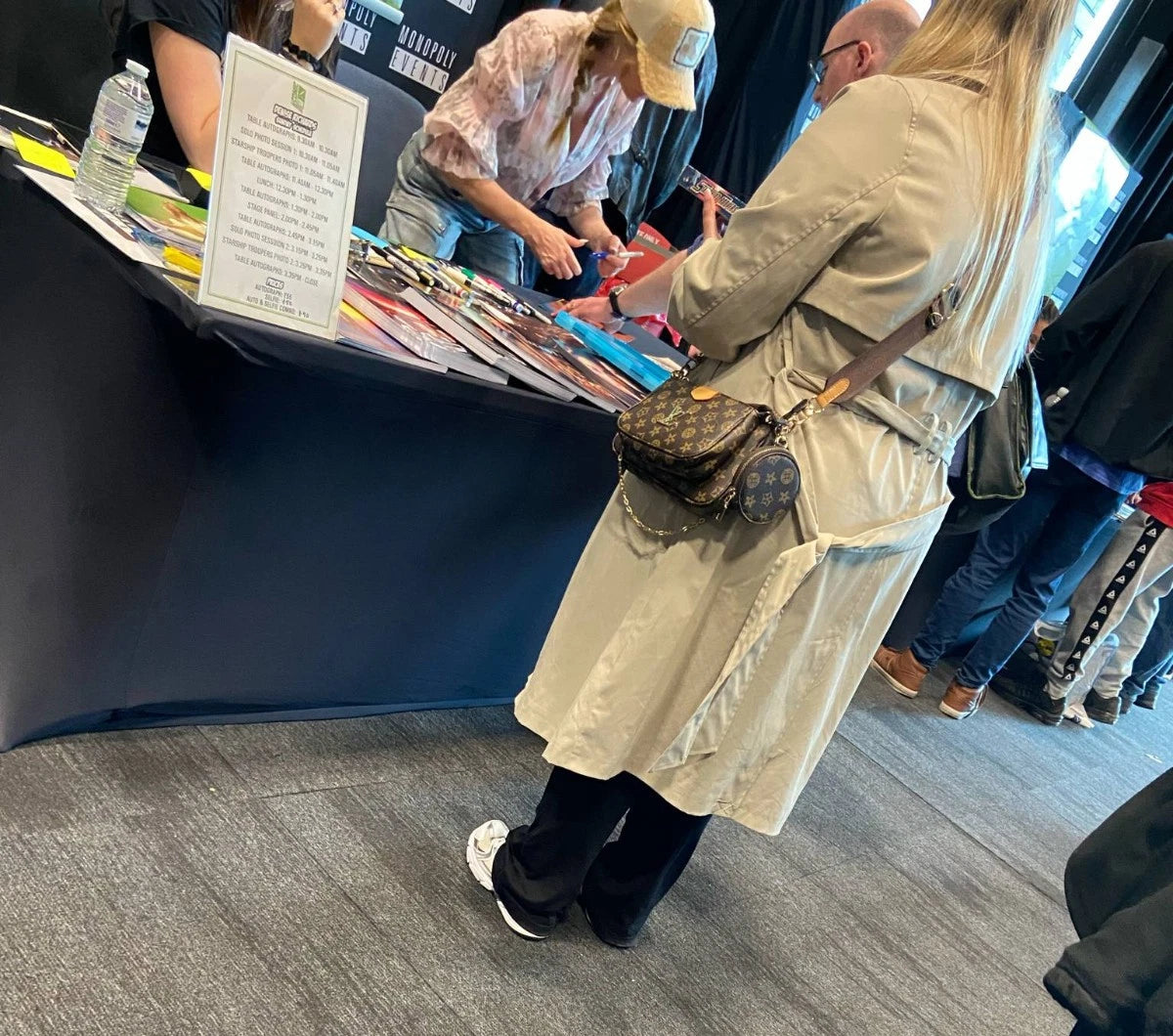 Starship Troopers Denise Richads & Cast SEALED VHS Tape Signed Autographed Mint